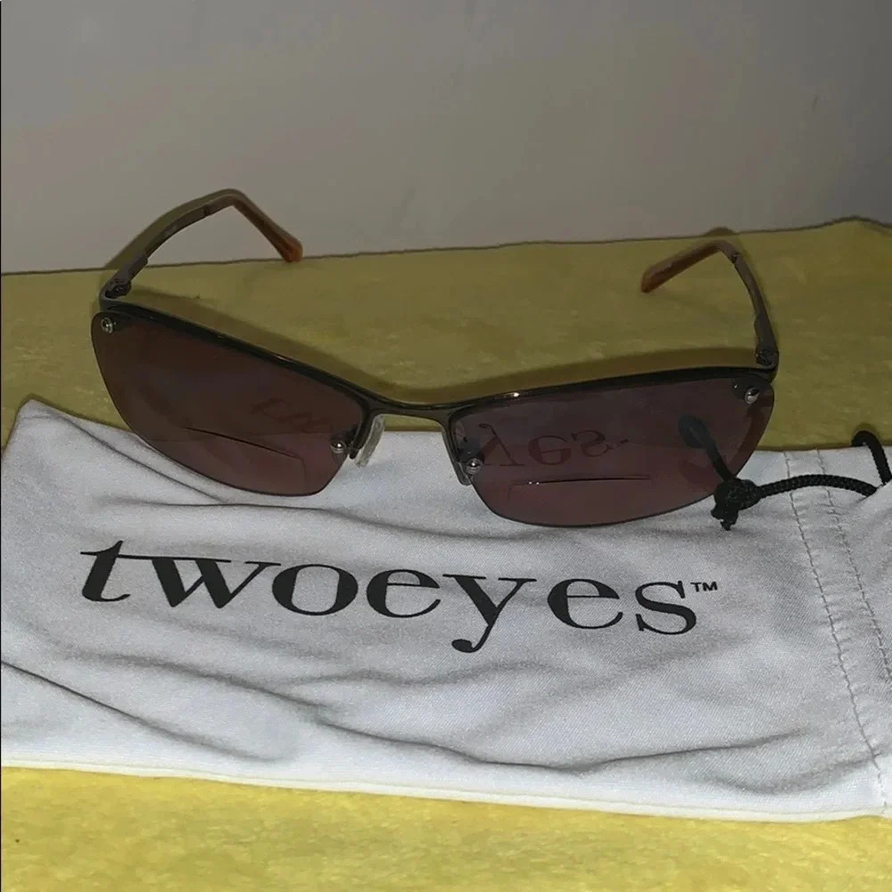 TWOEYES + 3.00 shades